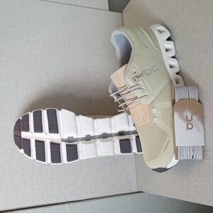 NEW NEVER WORN, oncloud's, hazel / sand. Size 8.5.